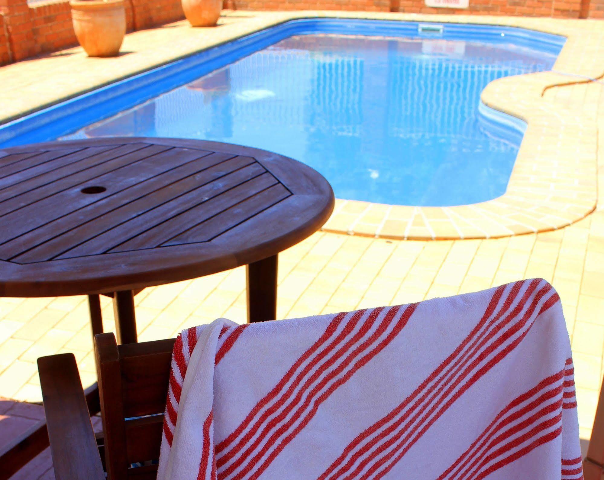 Roma Mid Town Motor Inn Екстериор снимка